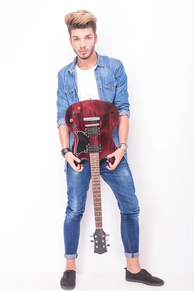 Guitarist showing his red electric guitar — Stock Photo, Image