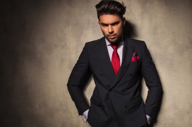 Yakışıklı genç iş adamı cebinde onun elele