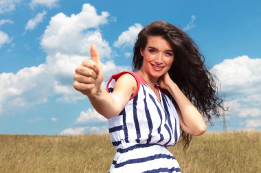 Mutlu genç kadın hareketi Yaşasın gösterilen