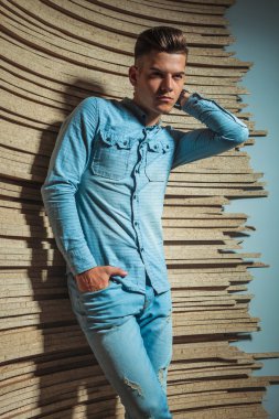 Studio adam cebinde onun boynunu dokunmadan el ile