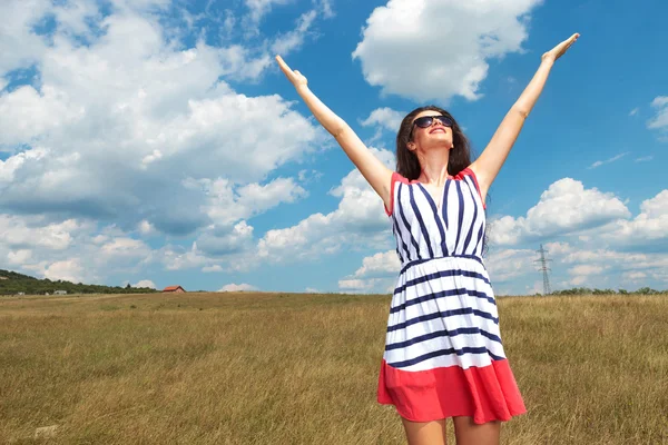 Donna che celebra la libertà nel mezzo di un campo — Foto Stock