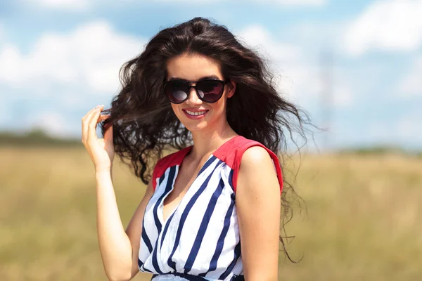 Vacker ung kvinna drar hennes hår — Stockfoto