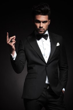 Parmaklarını yapışma zarif iş adamı