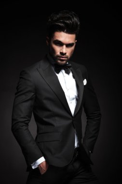 Cebinde her iki el ele tutuşarak çekici genç iş adamı.