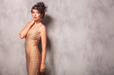 seksi elbiseli kadın boynunu dokunmadan süre ayakta poz