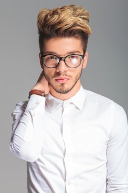 kare giyiyor ve boynunu dokunmadan akıllı genç adam