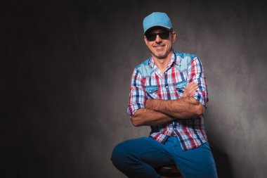 rahat mutlu eski casual adam elleriyle oturuyor geçti