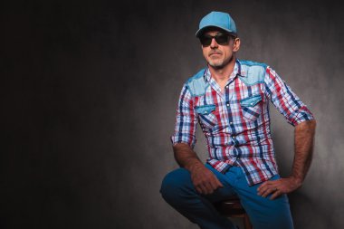 şapka ve sunglases giyen Eski casual adam oturmuş