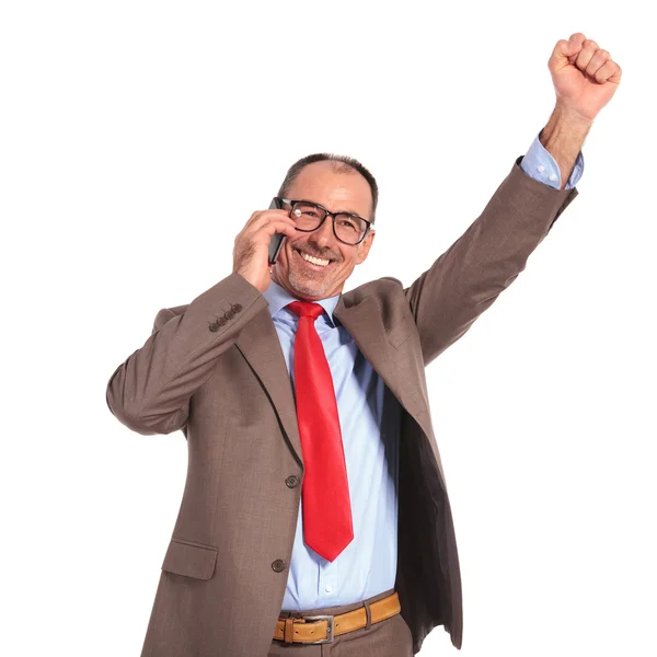 Feliz viejo hombre de negocios ganar por teléfono — Foto de Stock