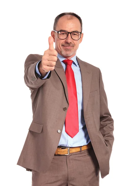 Sorridente velho empresário fazendo o ok polegares para cima sinal de mão — Fotografia de Stock