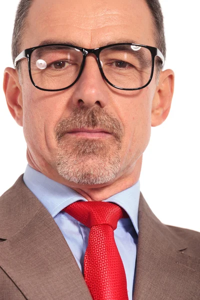 Closeup portrait of an old businessman wearing glasses — Stock fotografie