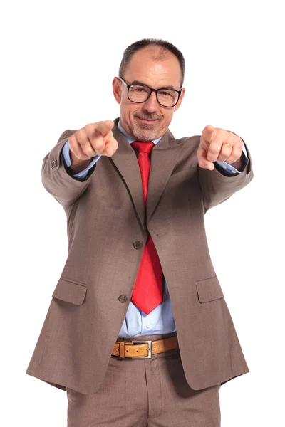 Happy senior businessman pointing fingers — Stockfoto