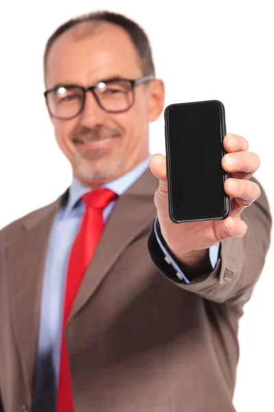 Old businessman showing you the blank screen of his smartphone — Stok fotoğraf