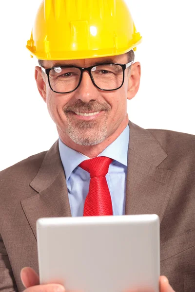 Retrato de un ingeniero de construcción sonriente sosteniendo tableta —  Fotos de Stock