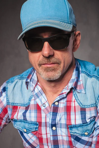 Senior casual man wearing baseball hat and sunglasses — Stock fotografie