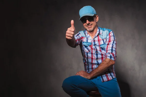 Positive old casual man in trucker hat making  ok sign — Stok fotoğraf