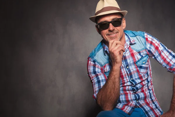 Усміхнений старший випадковий чоловік у сонцезахисних окулярах та літньому капелюсі — стокове фото