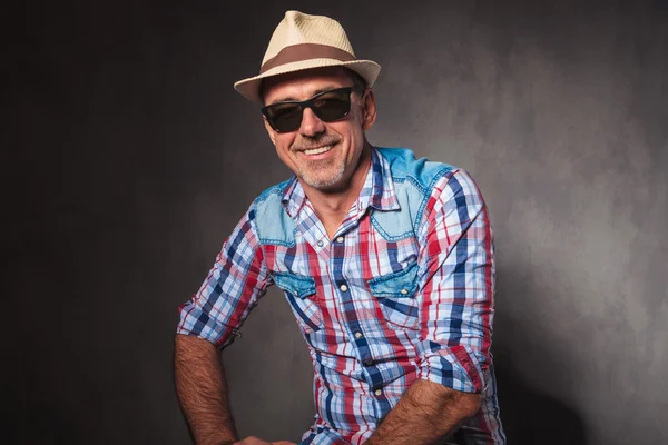 Hombre viejo riendo en ropa casual y gafas de sol —  Fotos de Stock