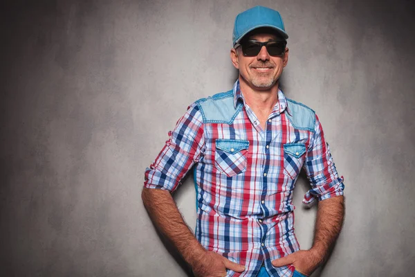 Felice uomo casual in jeans vestiti e cappello camionista sorridente — Foto Stock