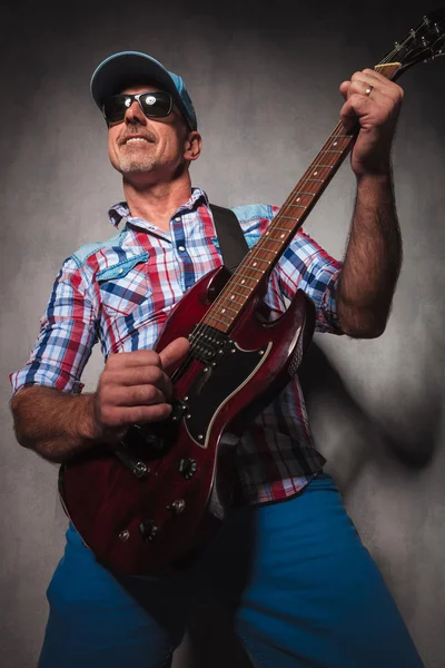 Feliz guitarrista senior divirtiéndose tocando una guitarra eléctrica —  Fotos de Stock