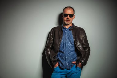 deri ceket ve güneş gözlüğü takan serin rahat ihtiyar