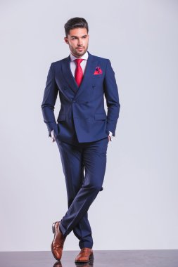 adamın elleri ceplerinde uzağa arıyorsunuz ile poz