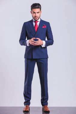 Kendine güvenen iş adamı ayakta ve avuç içi dokunmadan poz