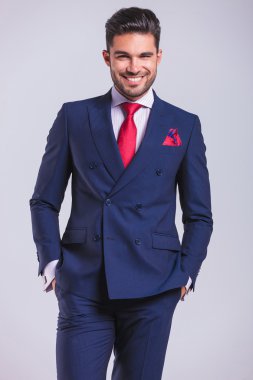 gülümseyen iş adamı ile poz ceplerinde eller