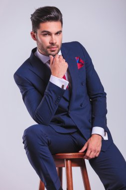 çene dokunmadan süre stüdyoda oturan takım elbiseli adam