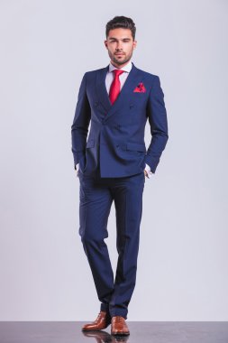 adamın elleri ceplerinde studio zemin üzerine poz