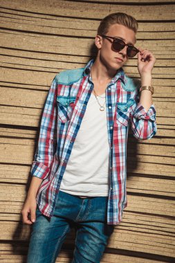 genç adam onun güneş gözlüğü tamir ederken poz