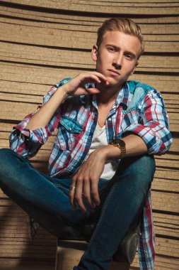 bağdaş çenesini dokunmadan süre stüdyoda oturan adam 