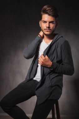 adam oturmuş ve boynunu dokunmadan Studio 