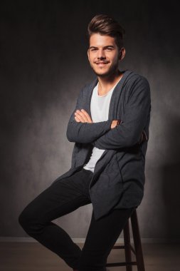 Stüdyo arka plan eller cro ile poz şık genç adam