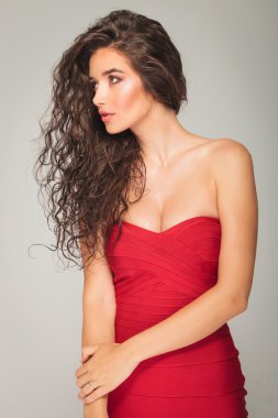 somurtkan model kolunu dokunmadan süre stüdyoda poz