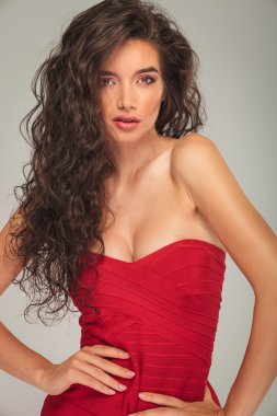 uzun saç poz ile busty model