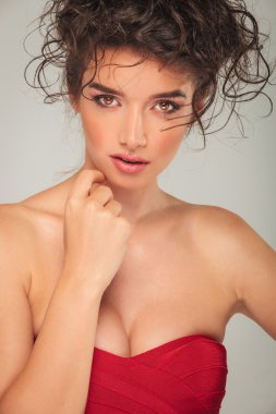 poz ve yüzünü dokunaklı dağınık saç modeliyle