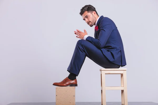 Retrato lateral de homem de negócios sentado em estúdio — Fotografia de Stock