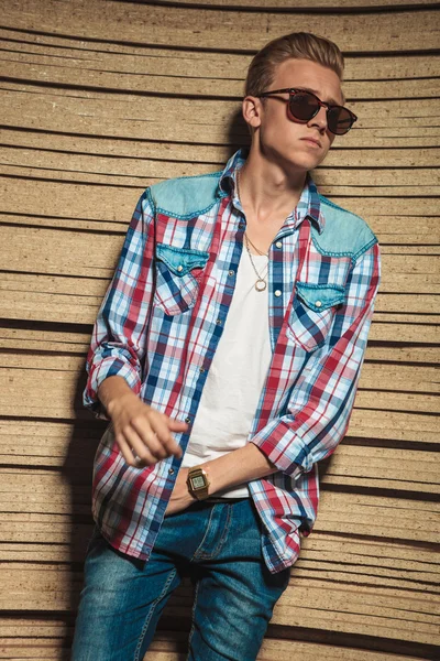 Hombre con gafas de sol posando con la mano en el bolsillo —  Fotos de Stock