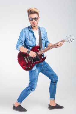gitar studio poz ise artalanda çalışır durumda sanatçı