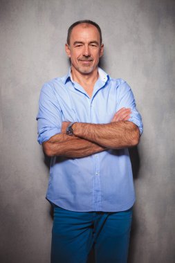 adam stüdyo arka planda geçti el ile poz