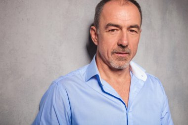 adam açık gömlek poz studio arka planda
