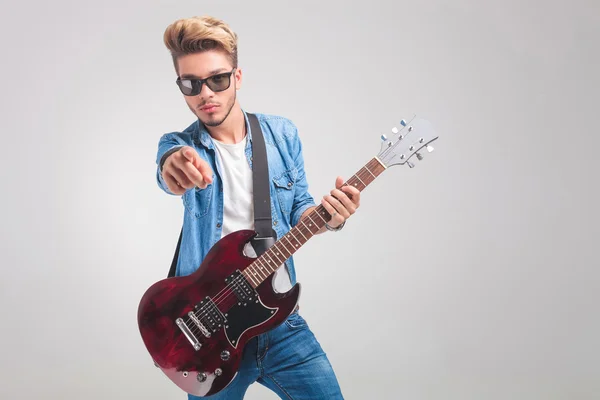 Man wearing sunglasses and playing guitar in studio — Stock Photo, Image