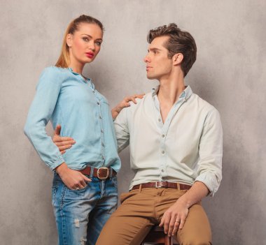 o bir yandan onun sho dayanıyor ise sevgilisini kucaklayan adam