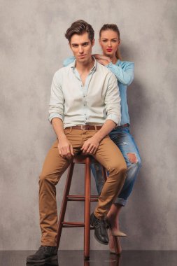 adam kız arkada duruyor iken oturmuş Studio