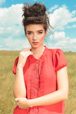 genç kız onun dirseğini poz süre dokunaklı portresi