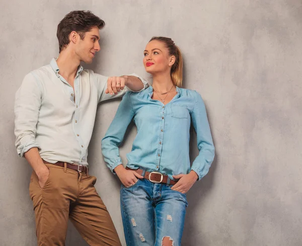 Man lean on girl shoulder while she looks at him with hands in p — Stock Photo, Image