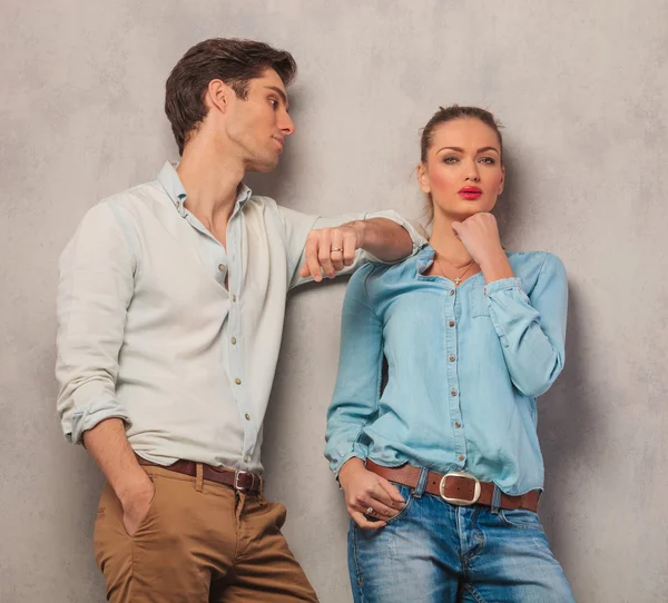 Boy poses resting his arm on girl's shoulder while she is thinki — Stock Photo, Image