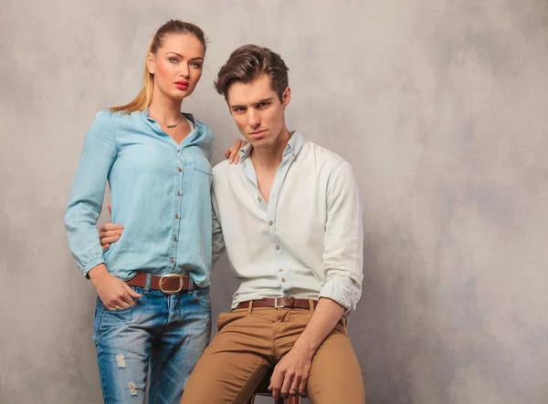 Casal posando ele sentado segurando ela enquanto ela se levanta — Fotografia de Stock