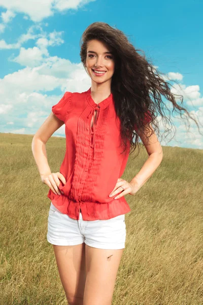 Beautiful brunette women posing with her hands on her waist — Stock Photo, Image